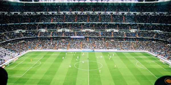 夜晚灯光下的宏伟足球场馆